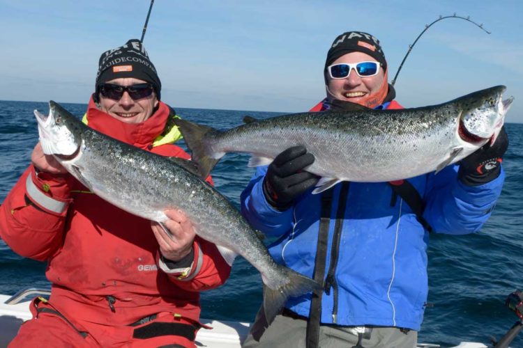 Strahlende Fänger beim Lachsangeln: kein Wunder, bei diesen Fischen. Foto: R. Korn