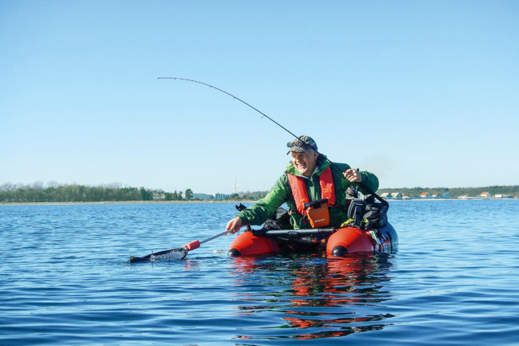 Das fetzt: mit den Füßen im Wasser, eine ultraleichte Spinnrute in der Hand und die Fische direkt unter sich – Belly-Boot -Angeln ist Spaß pur.