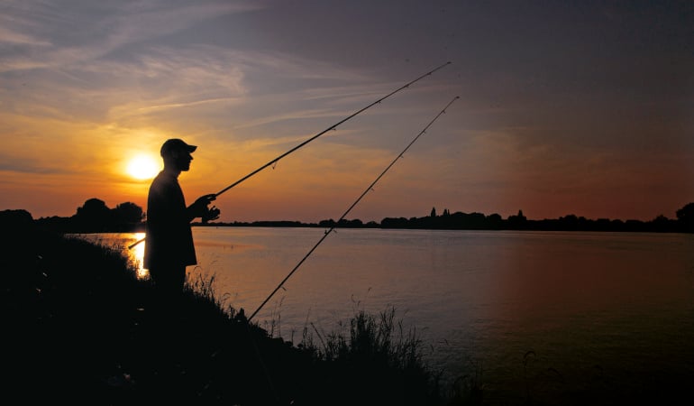 Wer als Schwarzangler am Wasser ist und Fische wildert, macht sich strafbar. Foto: AngelWoche