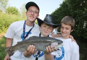 Beim Royal Fishing Jugendangeln zogen die Kinder stattliche Forellen aus dem Wasser. V. Kühne