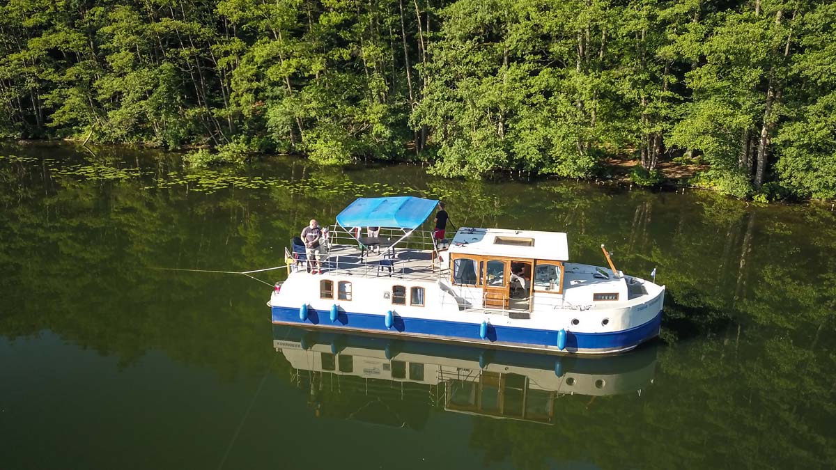 Schwimmende Wohlfühlzone: Mit dem Hausboot kann man die besten Plätze ansteuern und direkt vom Deck aus angeln. 