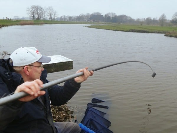  Ausgebracht werden die Futterbälle mit dem Pole-Cup. Genauer kann man die Bälle nicht am Futterplatz ablegen.