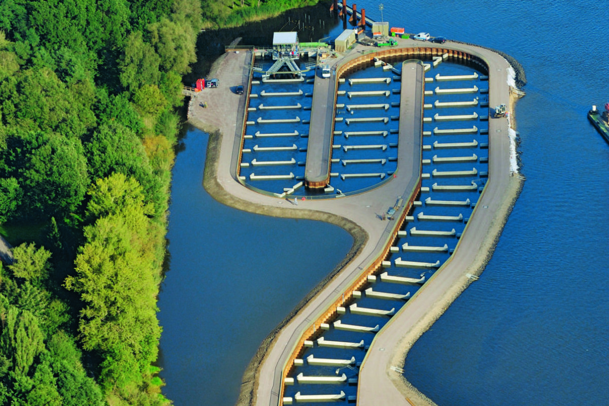 Die Fischtreppe bei Geesthacht. Wegen der fehlenden Lockströmung kann der Stint die Ausweichroute nicht nutzen, sodass Tausende von Fischen vor dem Wehr verenden. Foto: Vattenfall