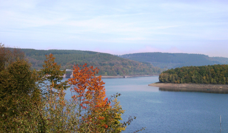 Blick über den Biggesee. Im nächsten Jahr wird der Wasserstand der Talsperre wegen Sanierungsarbeiten am Hauptdamm künstlich niedrig gehalten.