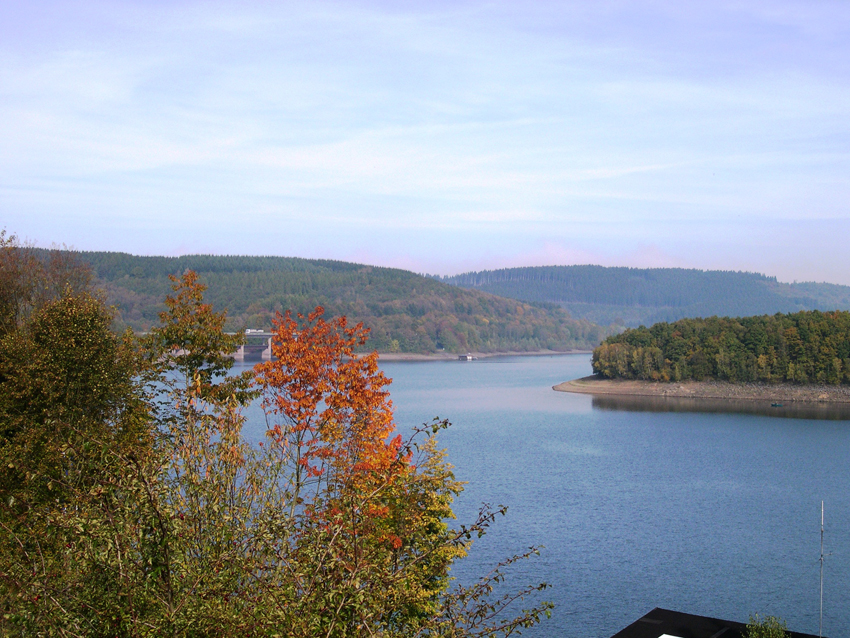 Blick über den Biggesee. Im nächsten Jahr wird der Wasserstand der Talsperre wegen Sanierungsarbeiten am Hauptdamm künstlich niedrig gehalten.