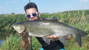 Robert Voß freut sich über seinen Traum-Rapfen. Gebissen hatte der große Fisch in der nur wenige Meter breiten Tollense (Hintergrund links). © R. Voß