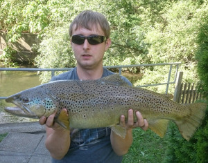 Florian Ellinger mit seinem Bachforellen-Traumfisch aus der Unstrut. © F. Ellinger