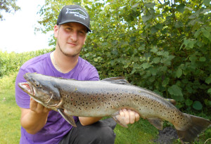 Maik Tödter mit seiner Pracht-Meerforelle aus der Weser. © M. Tödter