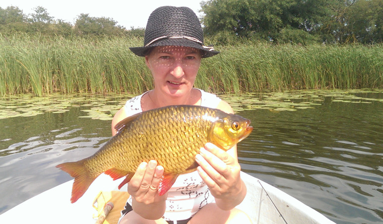 Goldstück gefangen: Annett Wilhelm fing diese Rotfeder im Rehberger See. © A. Wilhelm