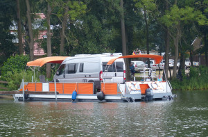 Mit dem Camper auf dem Wasser. Das bietet nur die Firma WaterCamper. © www.water-camper.de