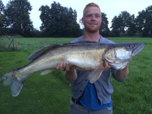 Björn Queßeleit mit seinem Kapitalen, der sich am einzigen Köderfisch des Tages vergriff. © B. Queßeleit