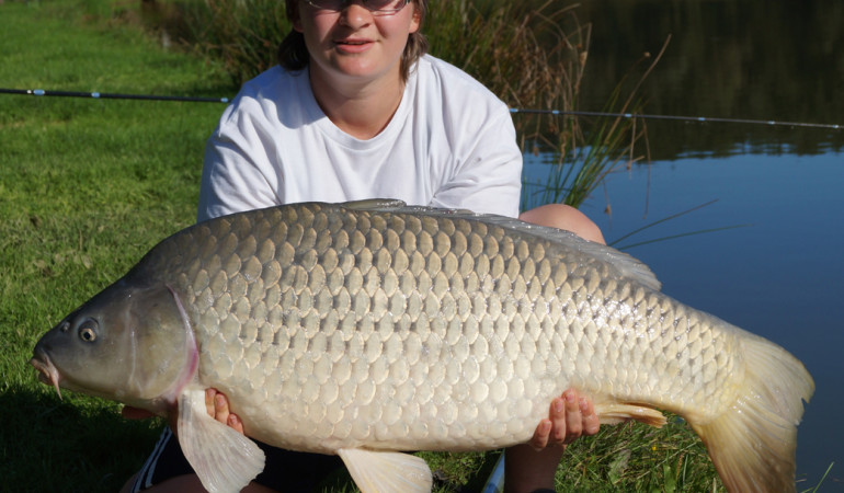 Anglerische Höchstleistung: Alexandra Feuchter landete dieses Monstrum von Schuppenkarpfen mit einer Matchrute. © A. Feuchter