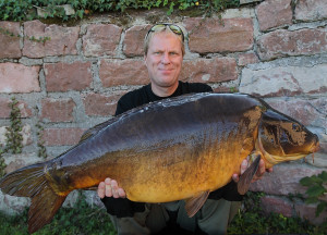 Mario Winnikes mit „Miro”, einem Spiegelkarpfen aus einem „Low stock”-Gewässer. © M. Winnikes