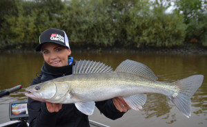 www.abugarcia-fishing.de © Zander gehören zu Inas absoluten Lieblingsfischen. Hier ein weiterer Fisch der norddeutschen Anglerin.