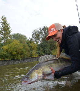 Ina mit ihrem PB (Personal Best), einem Zander von 97 Zentimeter. © www.abugarcia-fishing.de