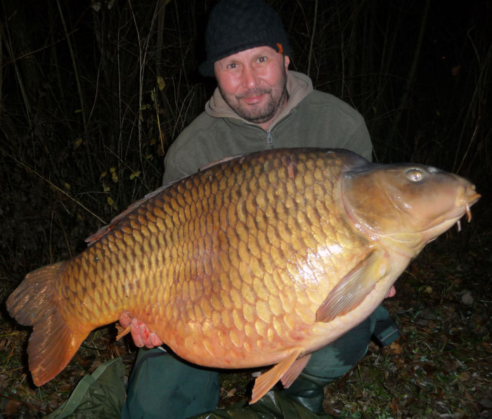 Gebhard Theilmann mit seinem XXXL-Schuppenkarpfen, der Appetit auf einen Gummifisch hatte. © G. Theilmann