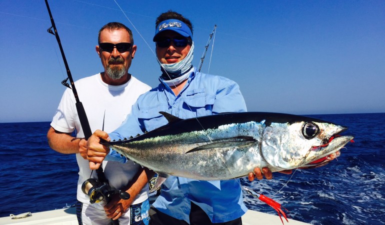 So soll es sein: Sonne, Wärme und Guide Michael mit einem glücklichen Gast und perfektem Albacore. © Balearic Sportfishing