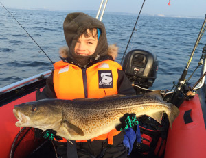 Tino im Glück. Einen 69er Dorsch fangen auch Profi-Angler nicht alles Tage in der Ostsee. © Chr. Klein