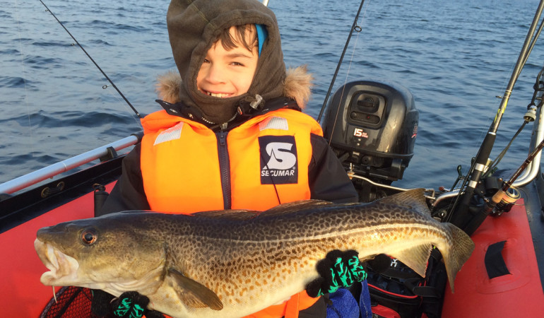 Tino im Glück. Einen 69er Dorsch fangen auch Profi-Angler nicht alles Tage in der Ostsee. © Chr. Klein