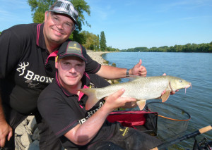 www.zebco-europe.com © Im 3. Teil der Feeder-Serie geht´s zusammen mit Kai Chaluppa (li) an den Rhein zum Barbenfang.