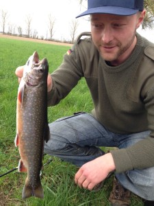 Dieser Saibling war der erste Fisch, den Florian Limmer am Bach landen konnte. Foto: F. Limmer