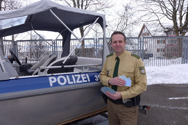 Polizeihauptmeister Wolfgang Gamperling hat es sich zur Aufgabe genmacht, die Fischereischeinfälscher zur Strecke zu bringen