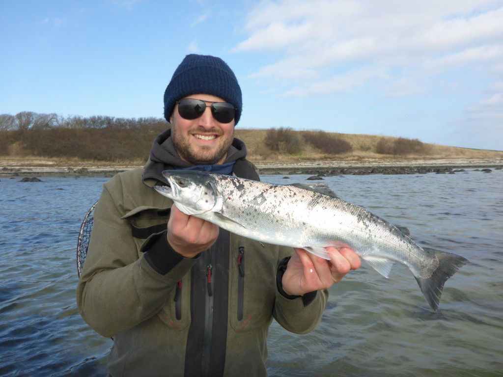 Glücklicher Angler mit hübscher Mefo Mitte 50 – so ein Bild könnte beim Wettbewerb Gold wert sein.