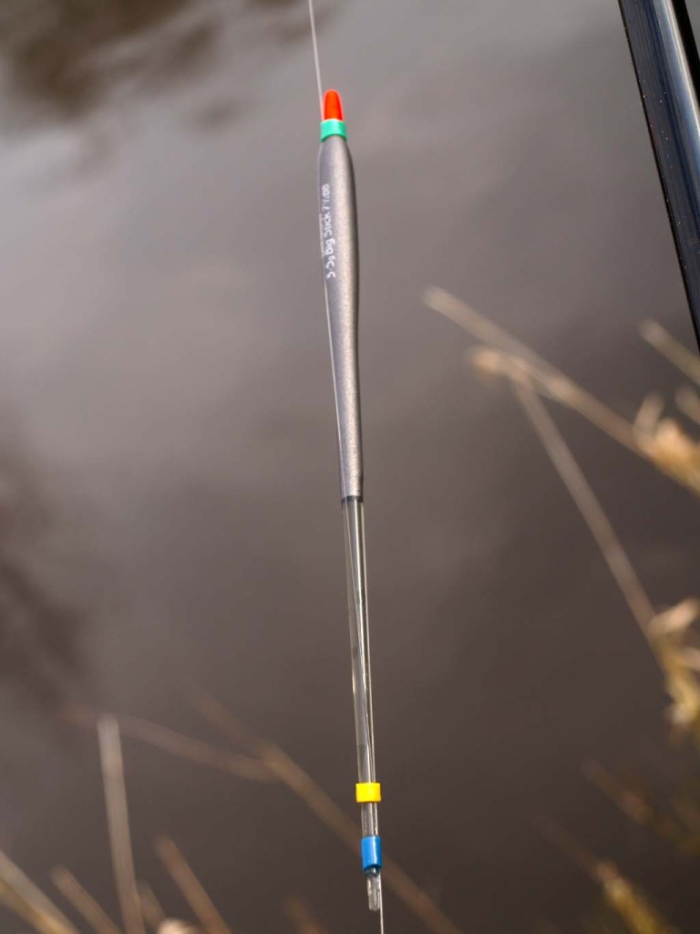 Stick-Posen werden normalerweise mit zwei Silikongummis auf der Hauptschnur fixiert. Wer auf Nummer sicher gehen will, sollte allerdings noch ein zusätzliches Gummi verwenden. Dann muss man nicht die gesamte Montage neu knüpfen, falls ein Silikongummi den Dienst quittieren sollte.