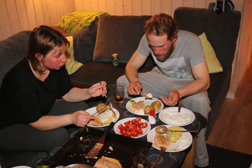 Claudi und Jan genießen ihr verdientes Abendessen – eine leckere Meerforelle.