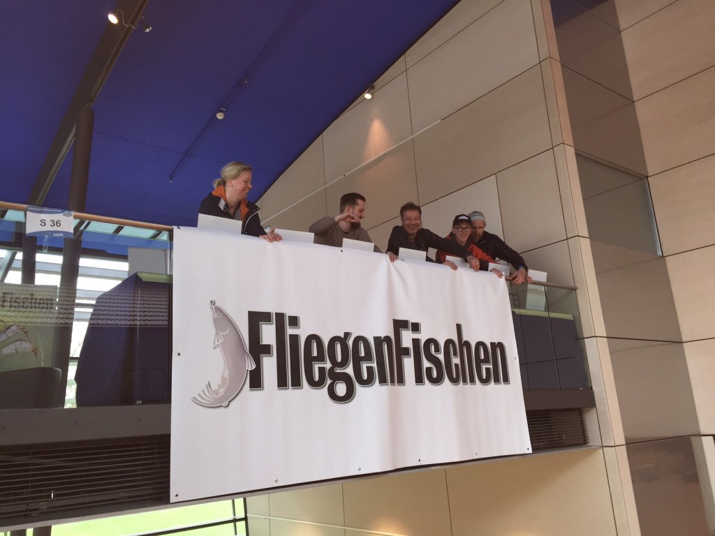 Haltet Ausschau nach dem großen FliegenFischen-Banner. Dort findet Ihr uns.