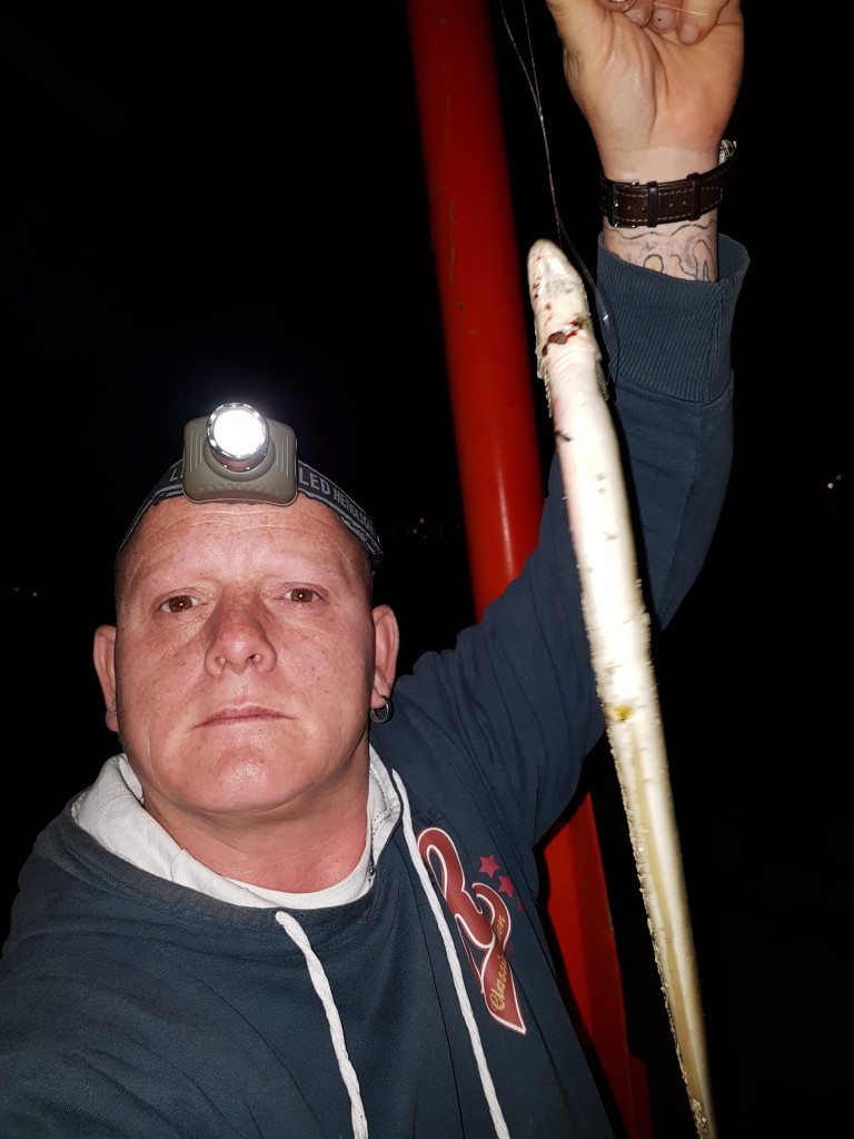 Andreas Lohei mit seinem 50 Zentimeter Aal aus dem Rhein. Foto: Andreas Lohei