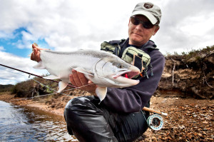 Fliegenfischen auf Grönland? Im Sommer ist das möglich, dann zieht der Arktische Saibling in die Flüsse.