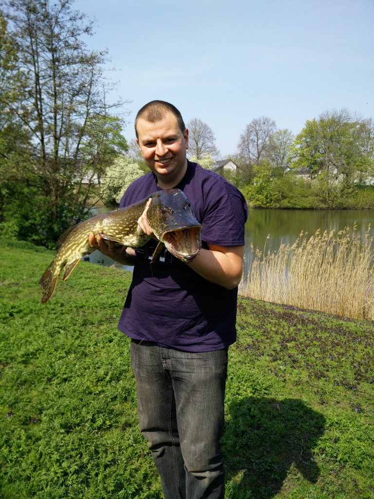 Torsten Machemehl mit seinem 1,10 Metr großen Hecht, den er in einem See auf Wobbler fangen konnte. Herzlichen Glückwunsch zur Spinnrute von Jenzi!