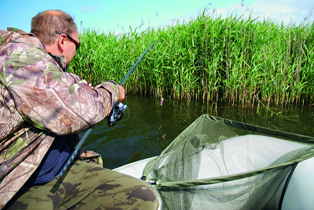 Auswerfen?Fehlanzeige! Viele Karpfenangler bringen ihre Monatge mit einem Boot aus. Foto: Rick Warren