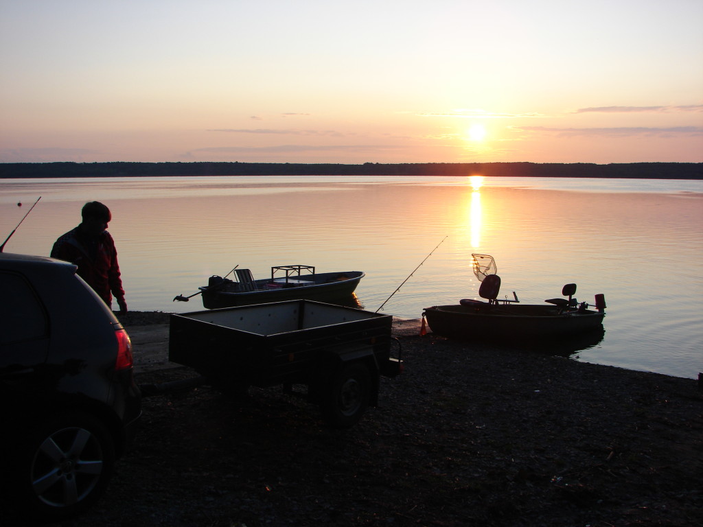 Bootsangler sind am Muldestausee klar im Vorteil, da sie die weit draußen gelegenen Spots wie Barschberge und Kanten gut erreichen können. Am Segelhafen-Pouch kann das Boot kostenfrei zu Wasser gelassen werden. Foto: S. Kaufmann