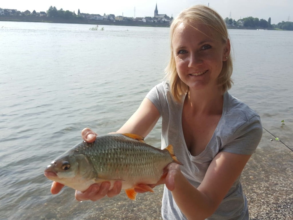 Lisa-Marie mit ihrem Rotauge aus dem Rhein.