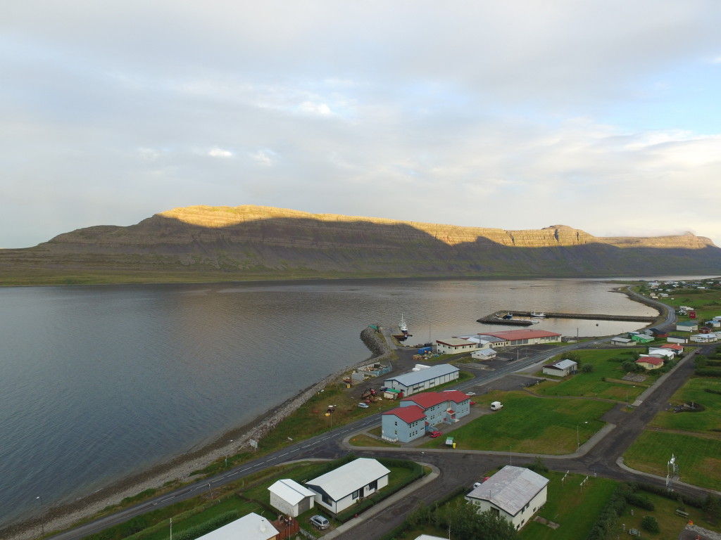 Angeln in Island: Die Westfjorde Islands, hier beim Örtchen Sudavik, sind landschaftlich eindrucksvoll – und voller Fisch.