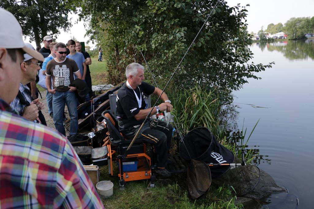 Michael Schlögl zeigt den Zuschauern die Finessen des Feederns - inkl. Live-Bissen. 