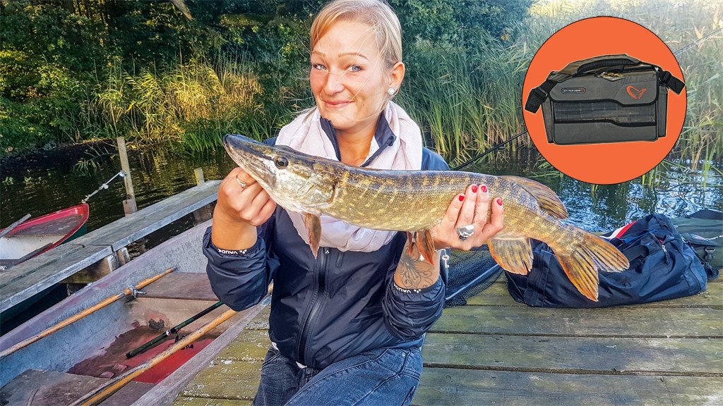 Die ESOX BIGFISH-Zone Gewinnerin Marléne Langhorst mit ihrem Hecht. Sie kann sich diesen Monat über die Lurebox & Hangbag“-Kunstködertasche von Savage Gear freuen. 