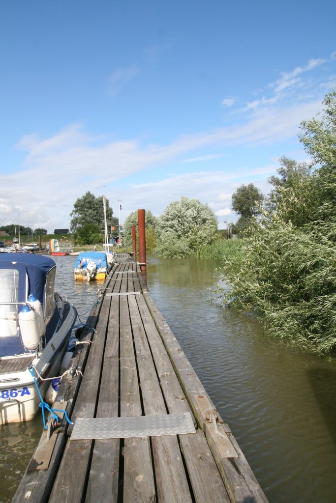 Dieser Steg, mit den Büschen rechts und den Kleinbooten links ist ein richtig heißer Hotspot zum Barschangeln. 