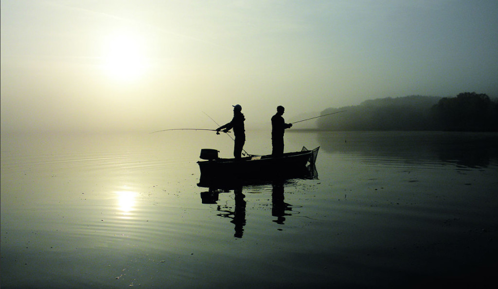 Ein Traum von einem Gewässer, erst recht im Morgennebel: Beim Angeln im Klenzsee ist man mit Natur und Fisch allein. 