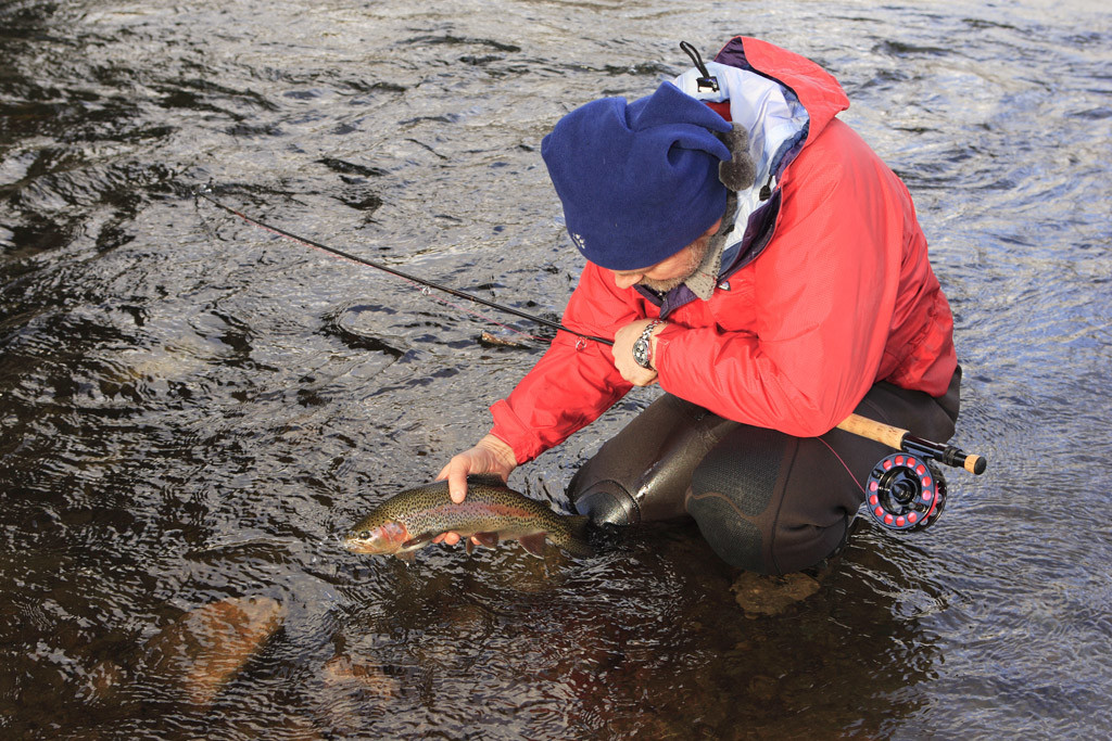 Angelbekleidung für Angler sollte vorrangig praktisch sein und vor den Natureinflüssen schützen. 