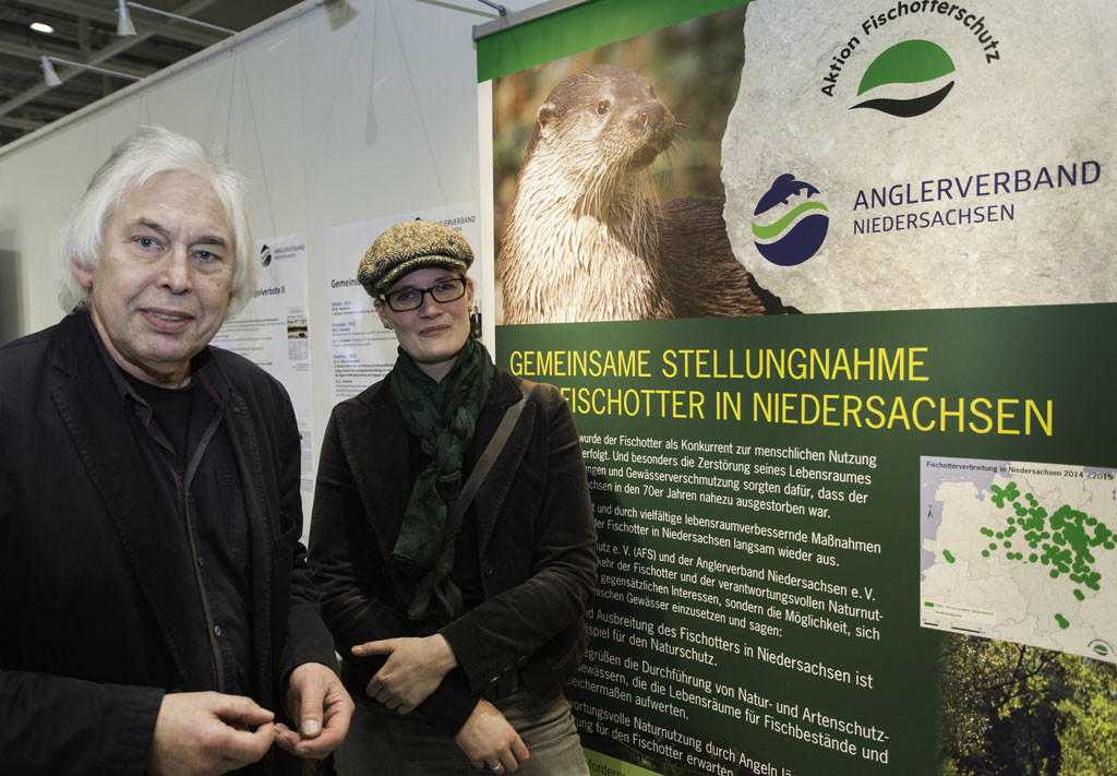 Werner Klasing (Präsident Anglerverband Niedersachsen e.V., li.) und Dr. Britta Habbe (Stellv. Vorstandsvorsitzende Aktion Fischotterschutz e.V.) präsentieren auf der Pferd&Jagd in Hannover das gemeinsame Positionspapier zum Fischotter in Niedersachsen. Hannover, Messe Pferd&Jagd, Dezember 2016.