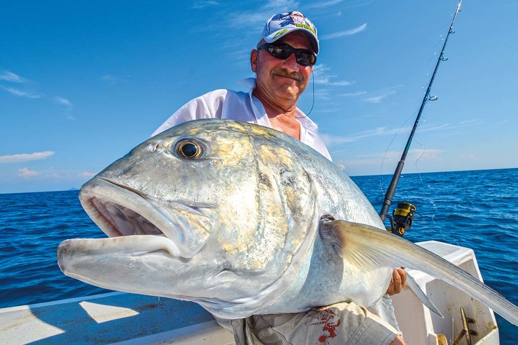 Giant Trevally entwickeln im Drill eine brachiale Kraft. 