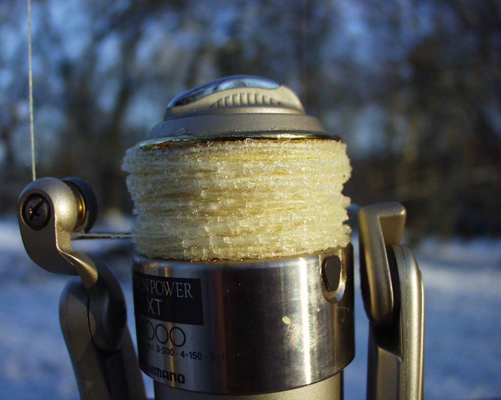 Geflochtene Schnüre saugen Wasser auf, was wiederum bei Frost gefriert. Daher bietet es sich an, mit monofiler Schnur im Winter zu angeln. Foto: Blinker