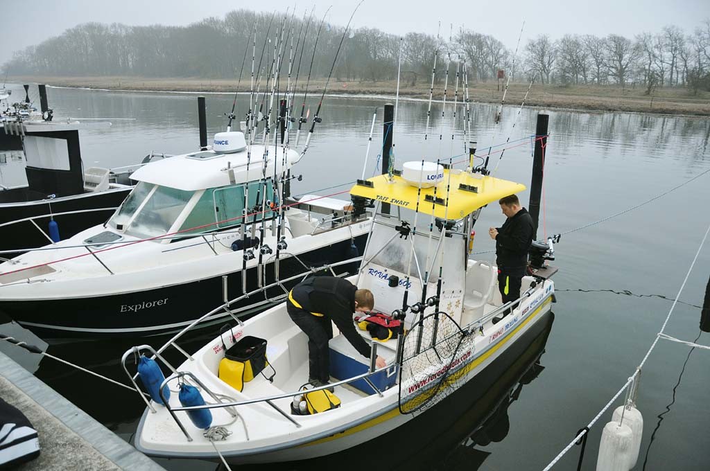 Das Boot liegt im Wasser, und die Vorbereitungen laufen. Während der Saison einen Liegeplatz zu ergattern, ist schon die halbe Miete.