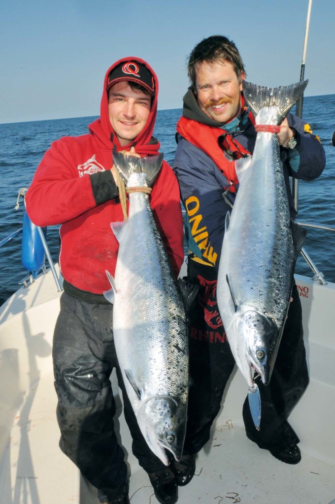 Der Autor Frerk Petersen (re.) gehört zu den erfahrensten ­Anglern beim Trolling auf Lachs in Deutschlands. Die Ostsee vor Rügen zählt zu seinen Lieblingsrevieren. 