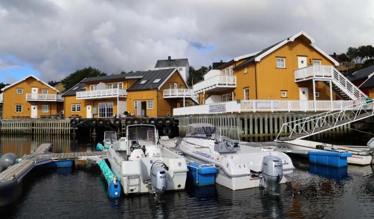 Die Unterkünfte für Angler befinden sich in Rørvik direkt am Wasser. Foto: D. Figge