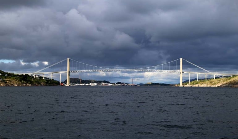 Von Rørvik hat man einen guten Blick auf die Nærøysund Brücke. Foto: D. Figge