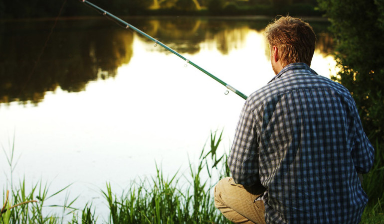 Verstoß gegen das Fischereirecht: Drei Angler müssen sich vor einem Gericht verantworten.